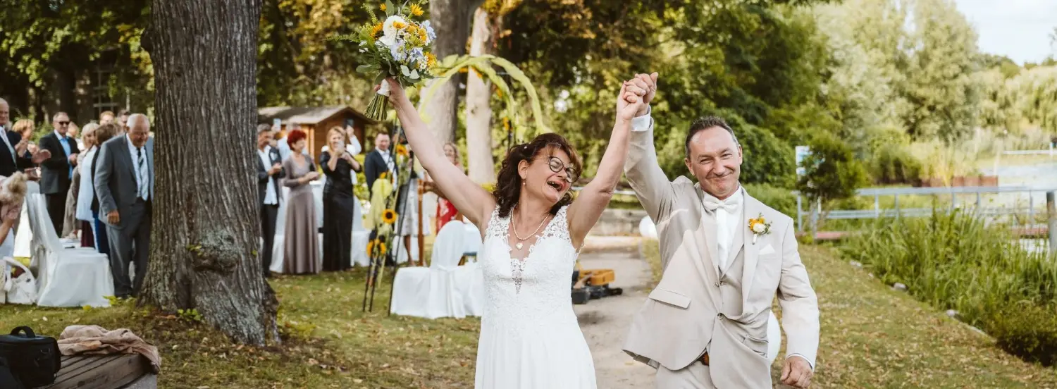Hochzeitspaar genießt Lied von Daniela Maul