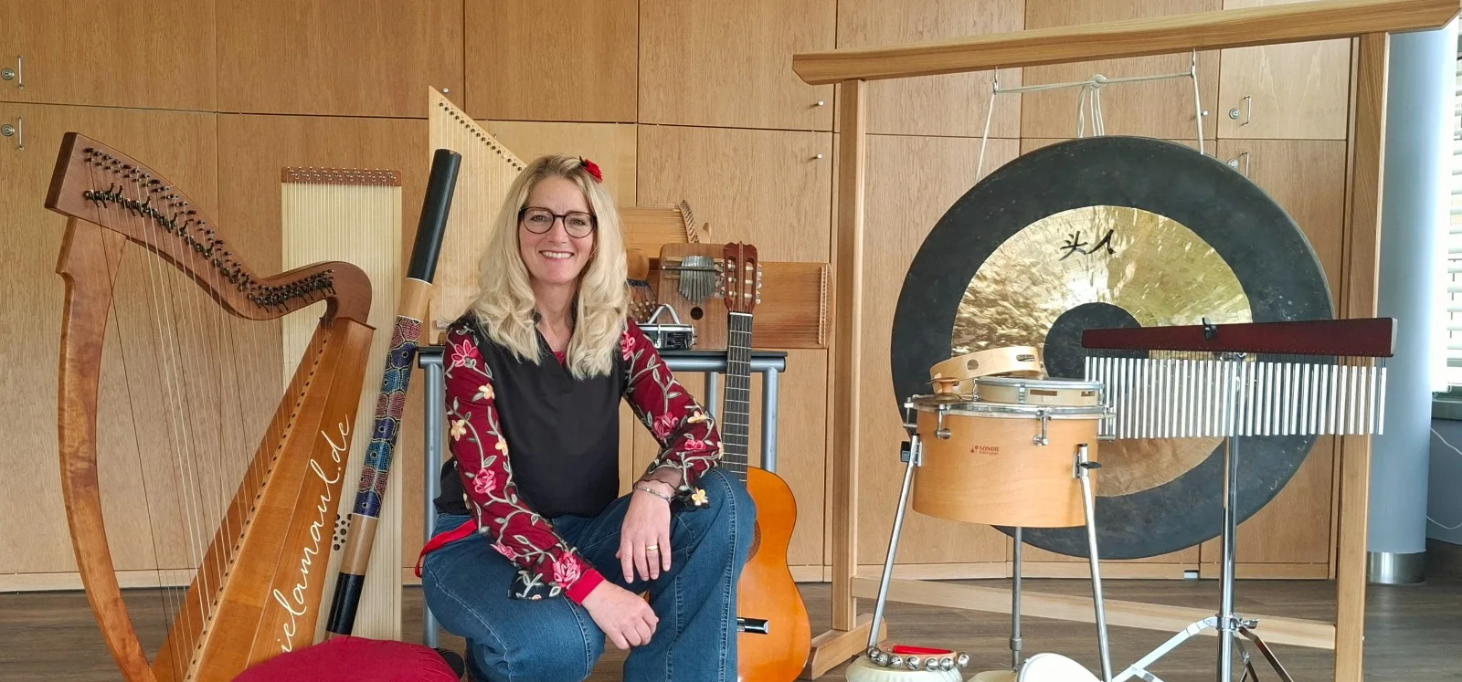 Daniela Maul mit Harfe, Gong und Instrumenten - Musiktherapie und mehr